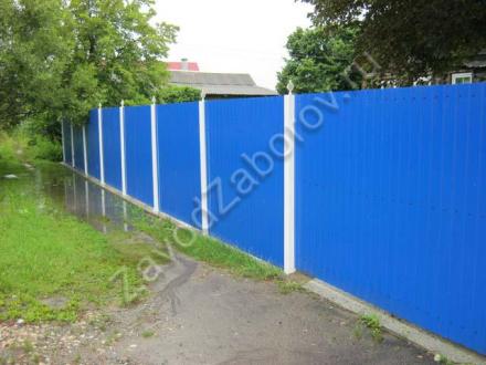 ярко-синий забор из профнастила фото