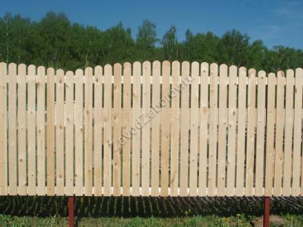 забор из деревянного штакетника фото